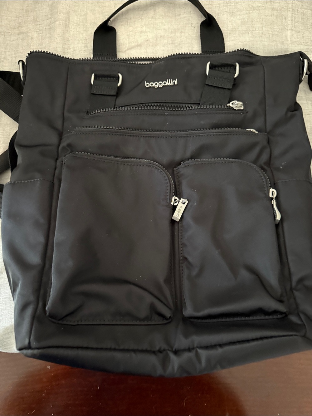 Baggallini Black women’s Convertible Messenger Backpack